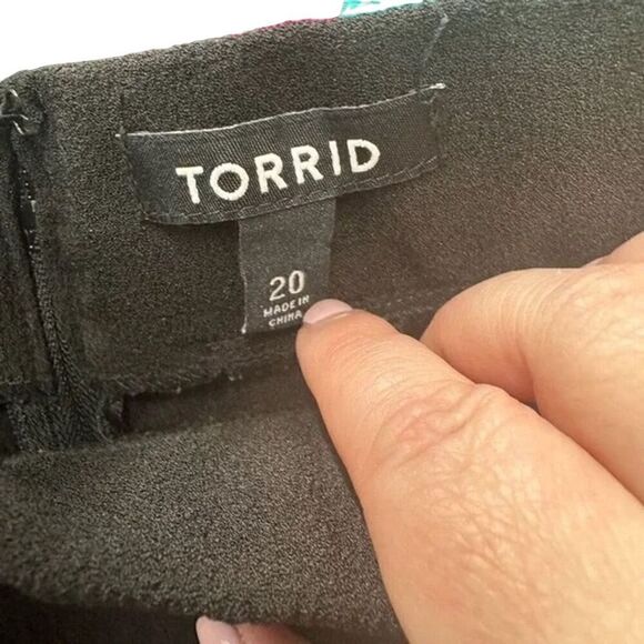 Torrid Women's Black Pleated Knee Length Skirt Size 20 - Picture 3 of 7